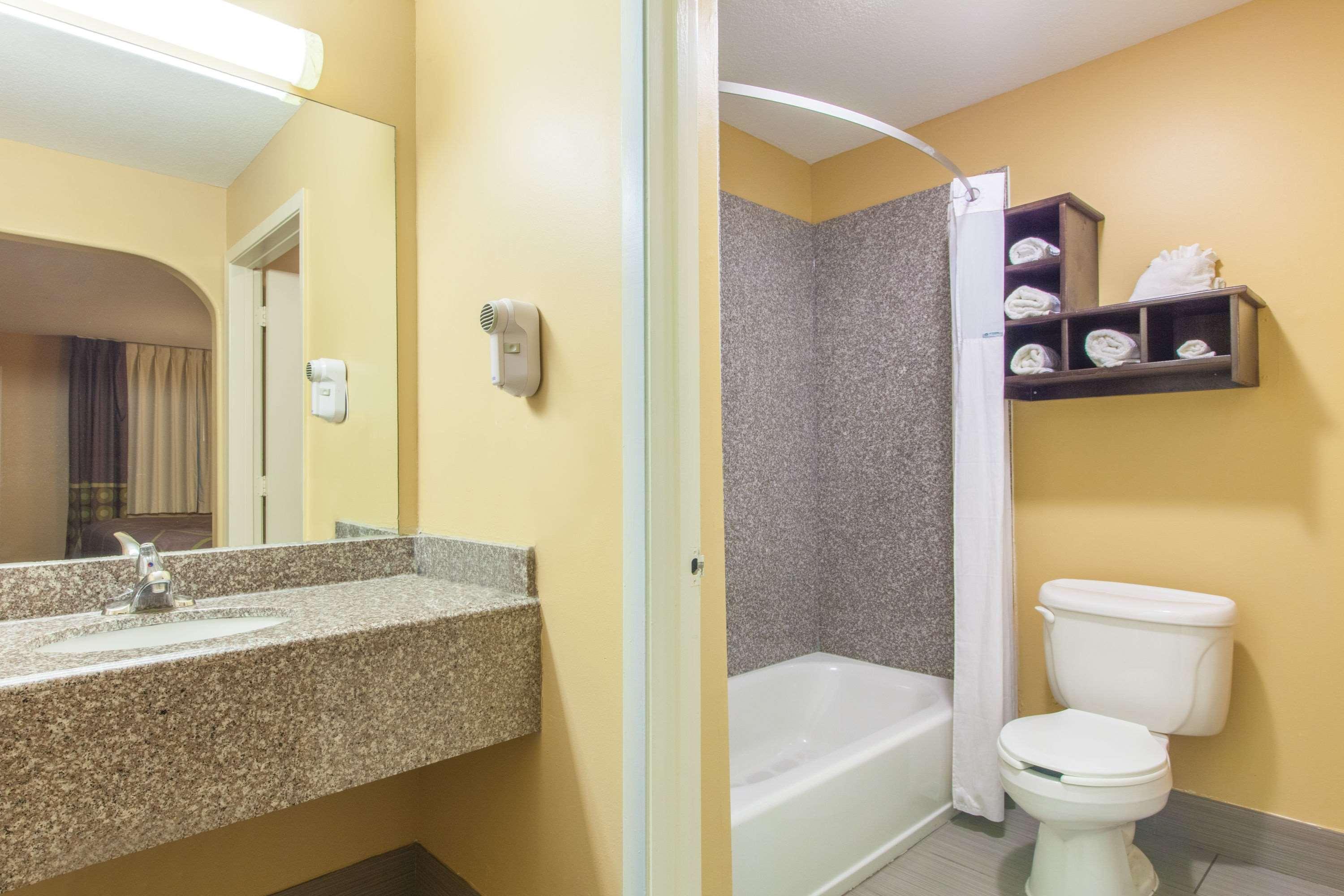 Super 8 By Wyndham Houston/Willowbrook Hwy 249 מראה חיצוני תמונה